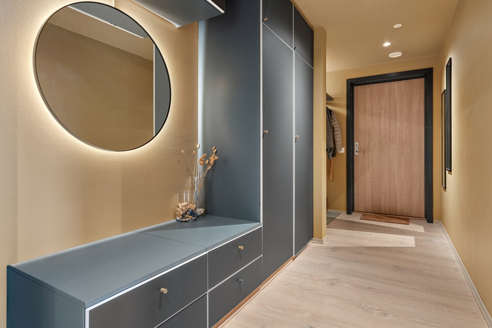 Lys og hyggelig entré med god plass for smarte garderobe- og opphengsløsninger. Galleribilde