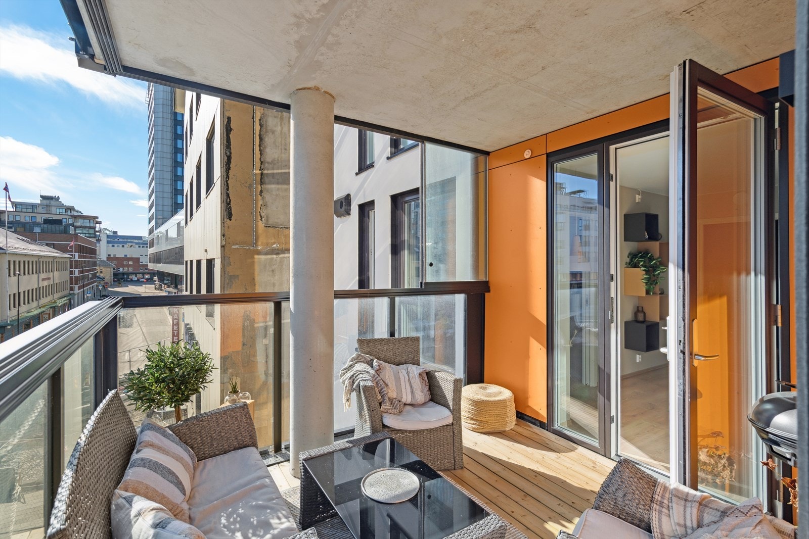 Balkongen er overbygget og byr på god plass for utemøblement. Galleribilde