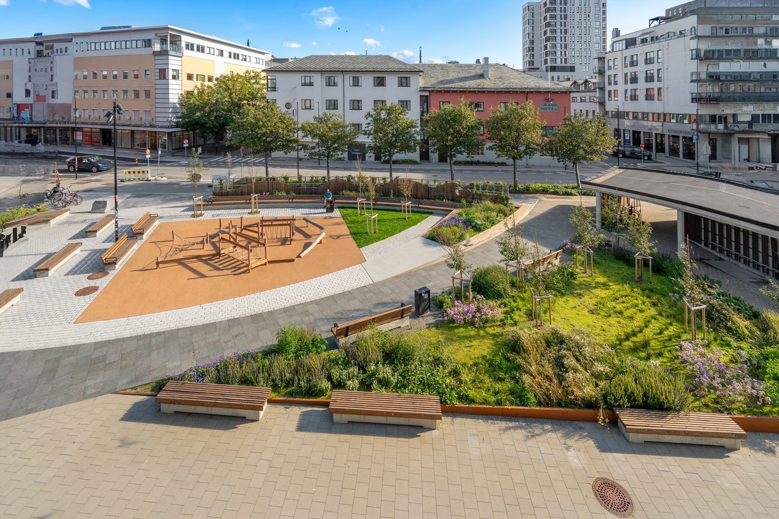 Sosialt uteområde med lekeplass og benker. Galleribilde