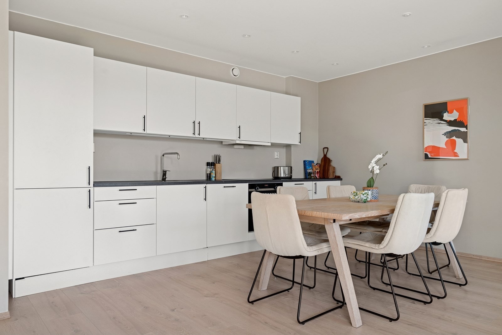 Stilrent og moderne Norema-kjøkken med integrerte hvitevarer. Galleribilde