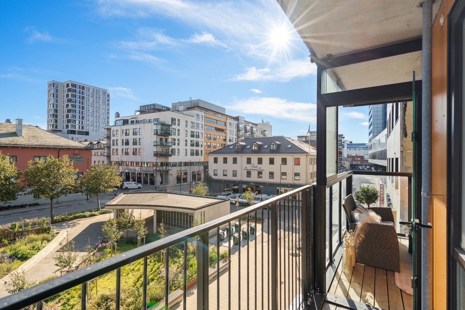 Helt nye og fine uteområder foran bygget. Galleribilde