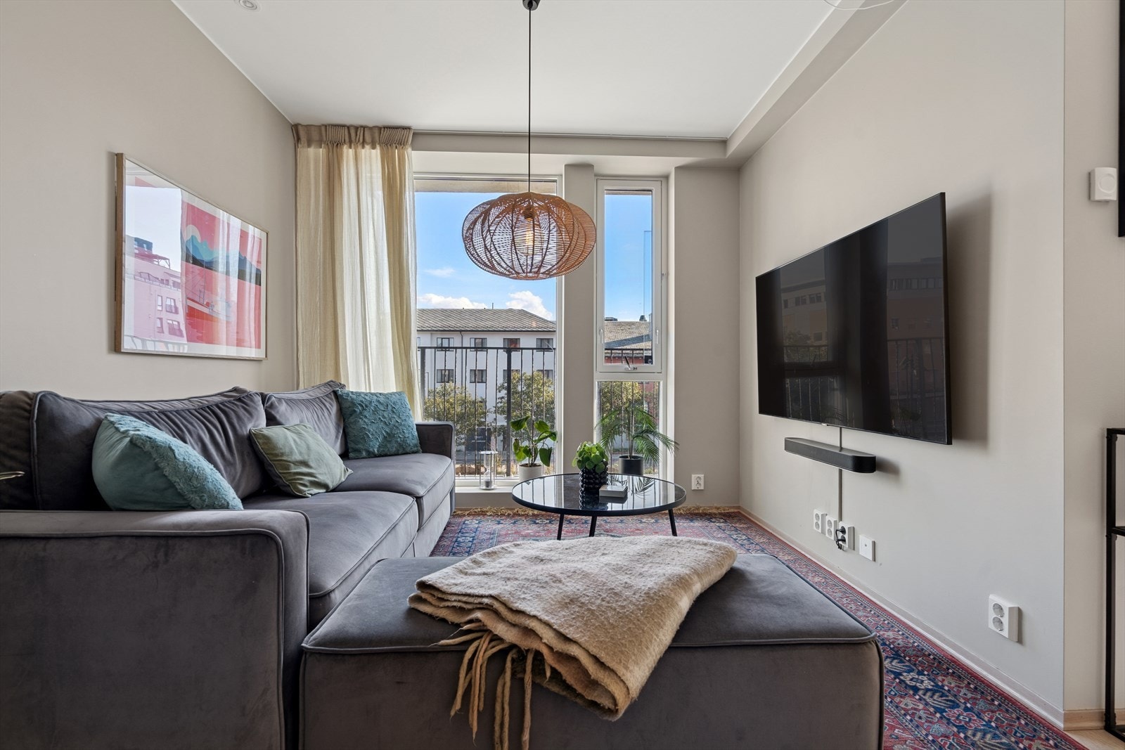 Sofakroken har sin naturlige plass i rommet, og tv-en kan plasseres mot/på vegg. Galleribilde