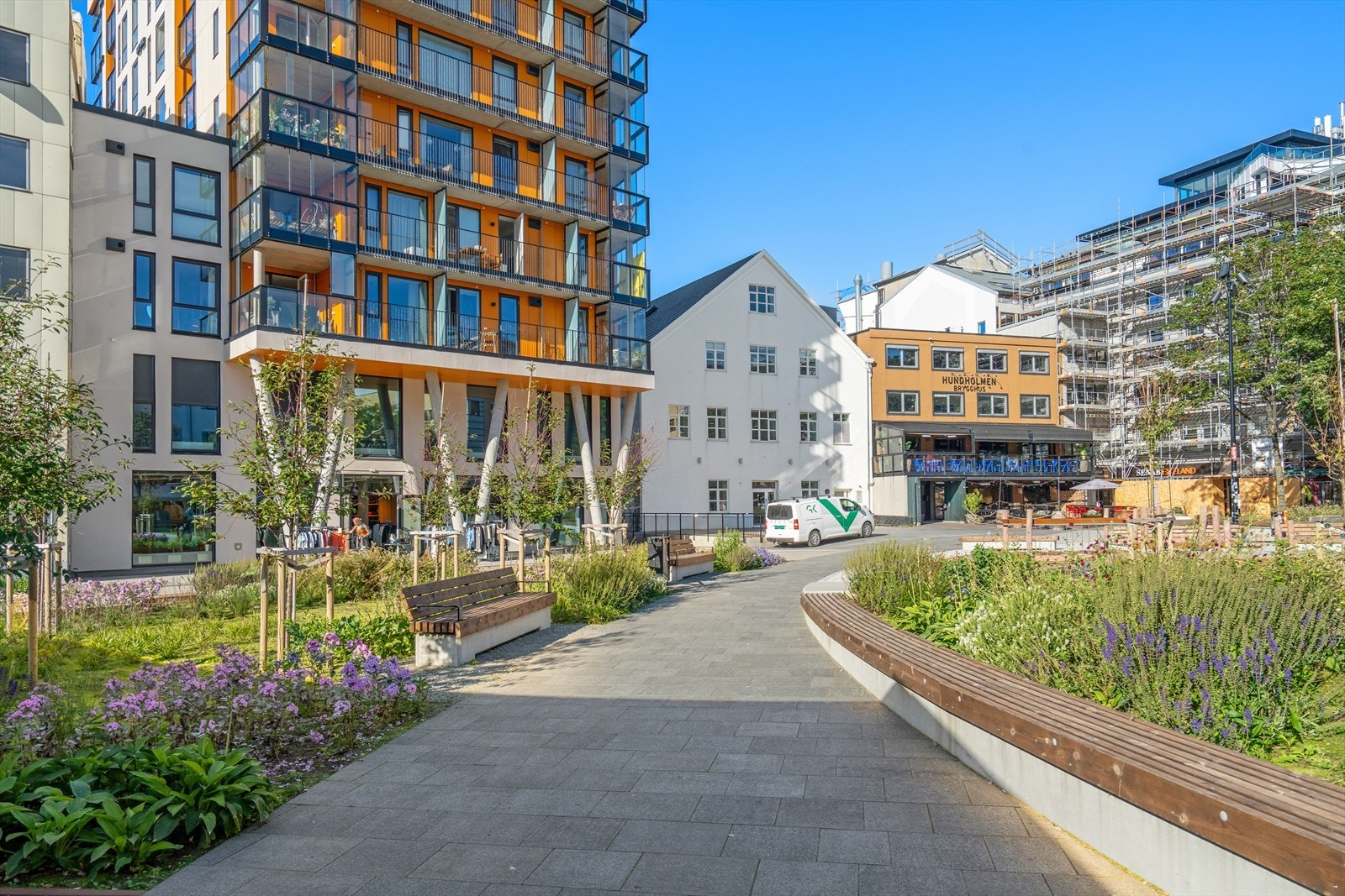 Umiddelbar nærhet til dagligvare, forretninger, kafeer og restauranter. Galleribilde