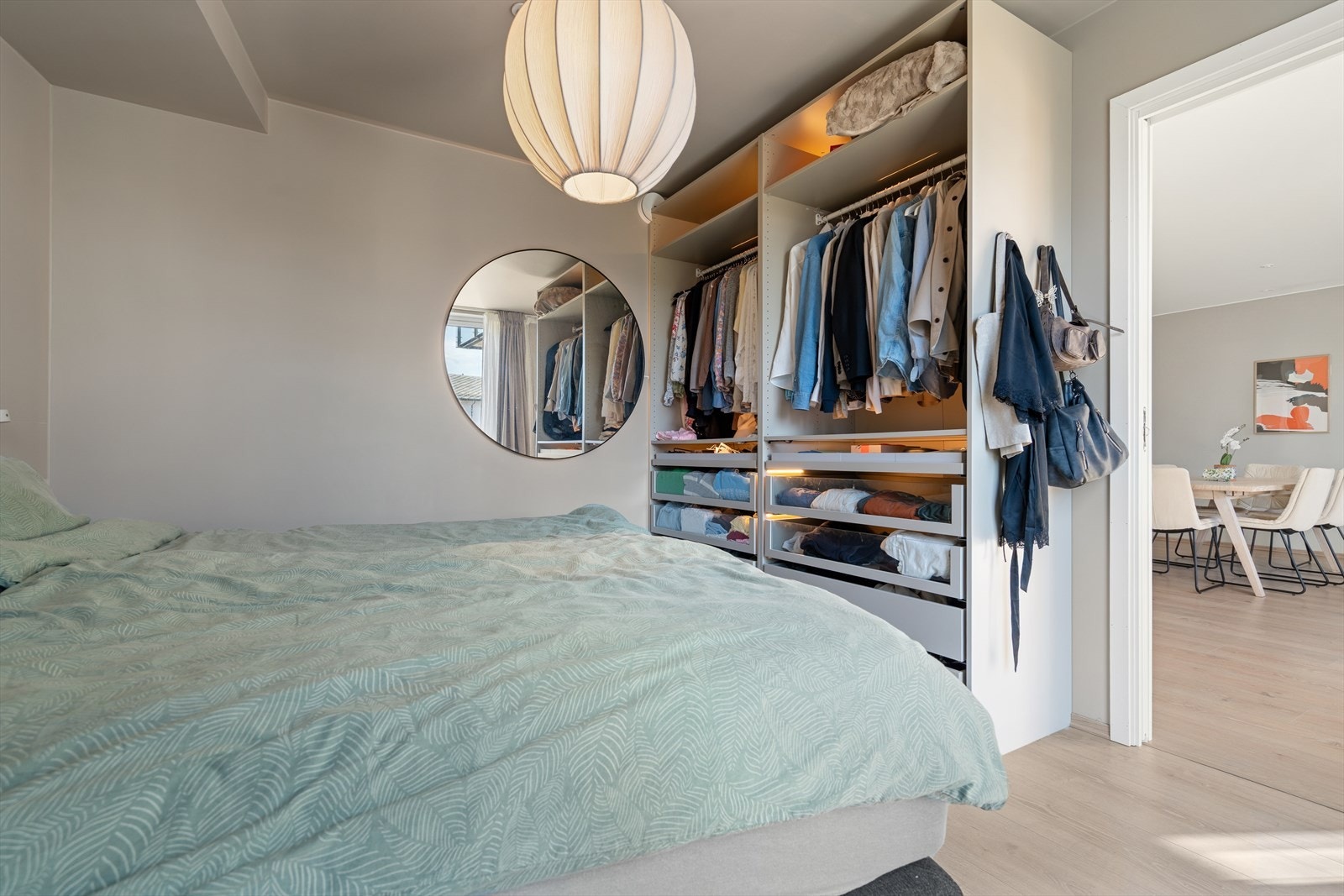 Det er også plass for gode garderobeløsninger. Galleribilde