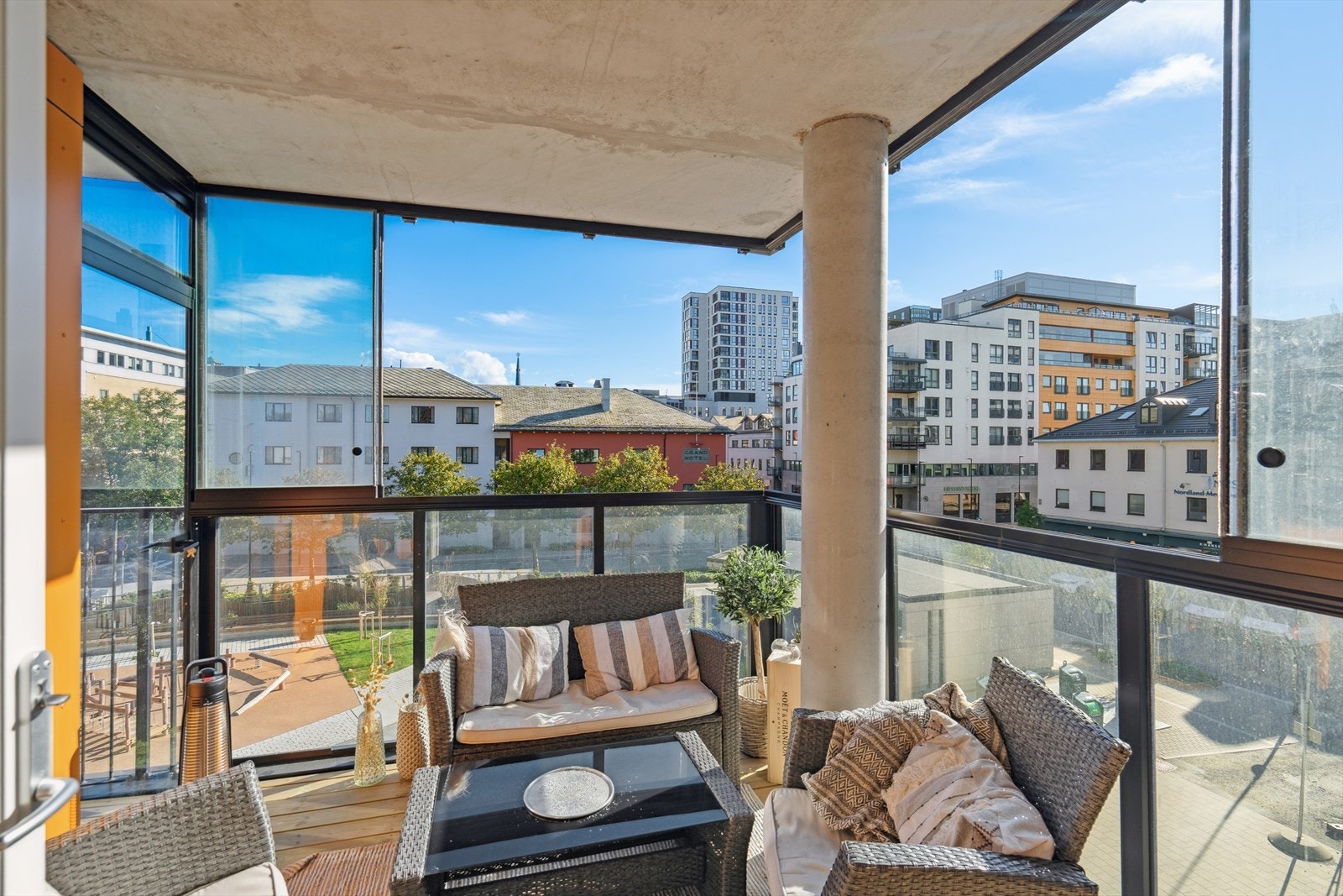 Fra stuen er det videre utgang til en flott innglasset balkong. Galleribilde