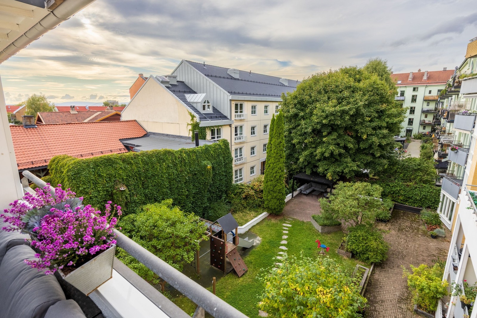 Flott utsyn mot bakgården fra terrassen. Galleribilde