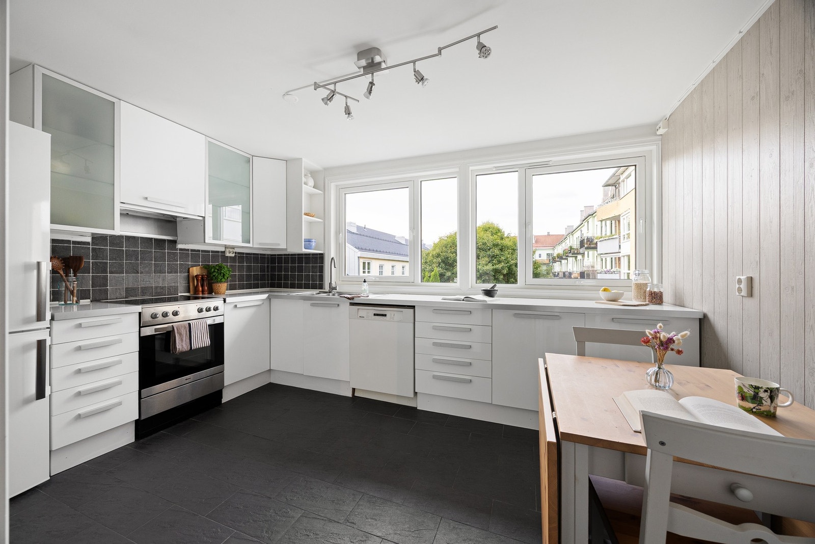 IKEA kjøkkeninnredning med rikelig med skap- og benkeplass. Galleribilde