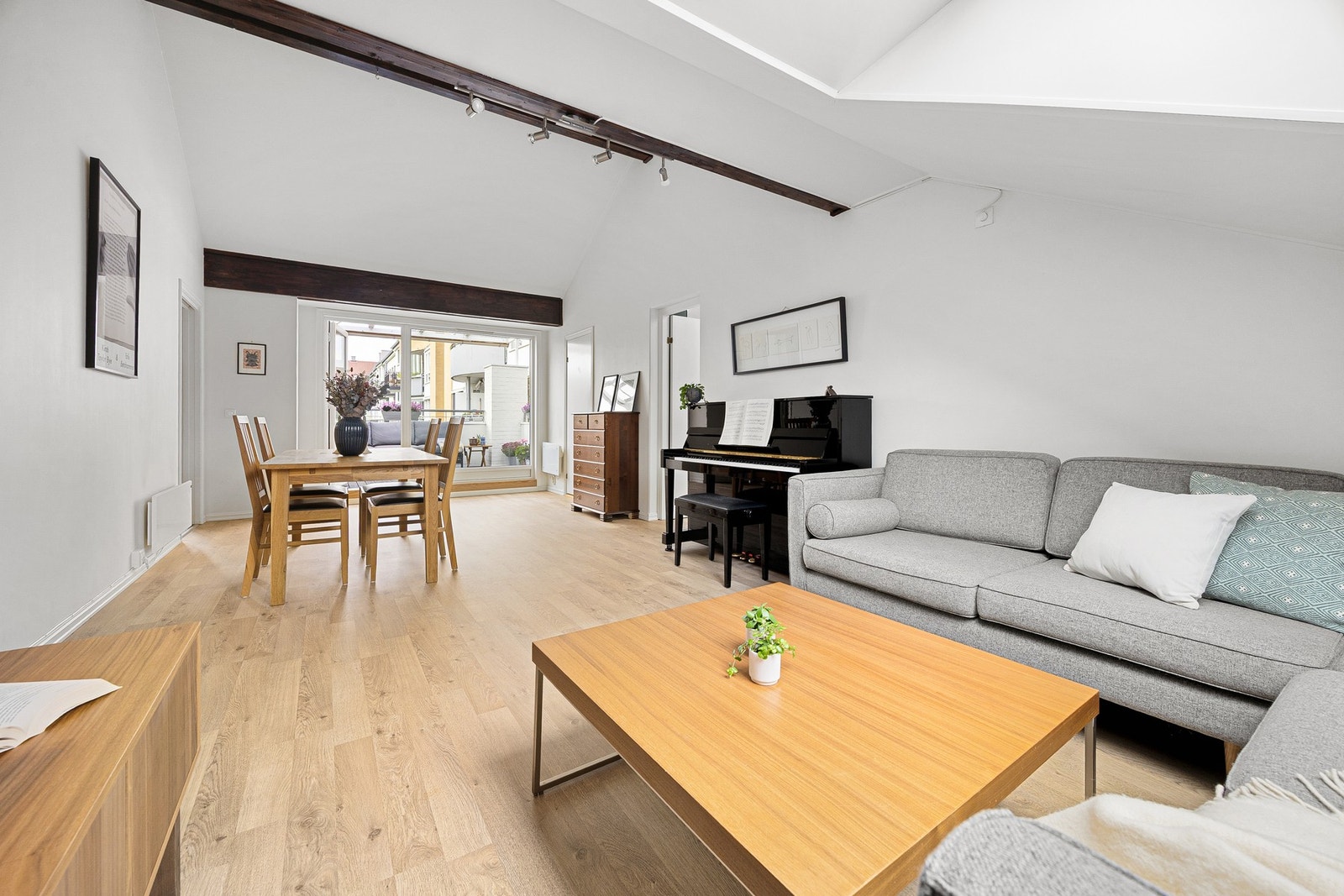 God plass til spisebord i stuen. Galleribilde