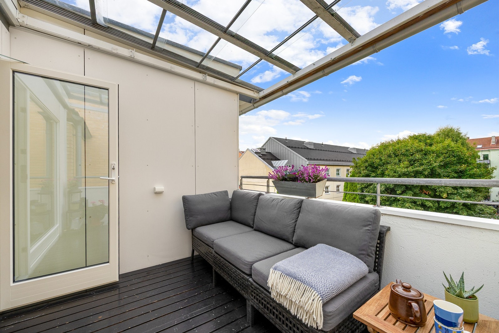 Romslig terrasse mot bakgården med kveldssol. Galleribilde