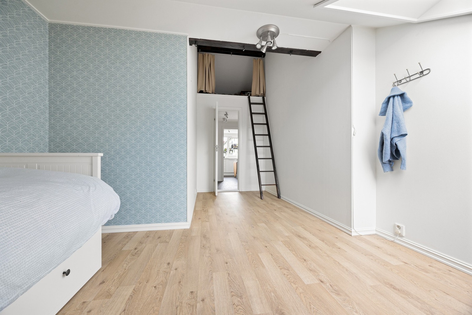 På dette soverommet har du tilgang til praktisk hems med gode oppbevaringsmuligeter. Galleribilde