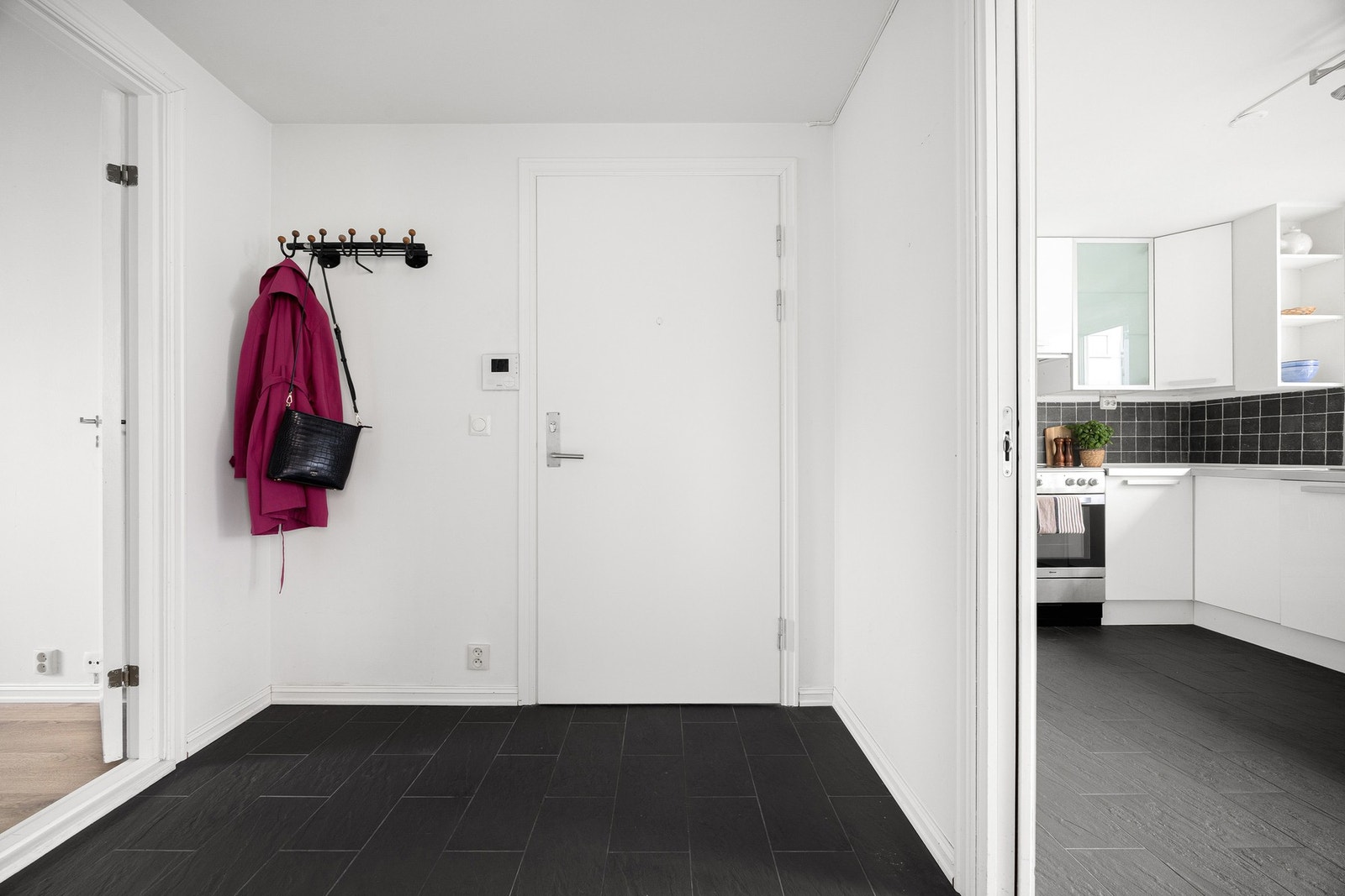 Flislagt entré gir et godt førsteinntrykk når du kommer inn i boligen. Galleribilde