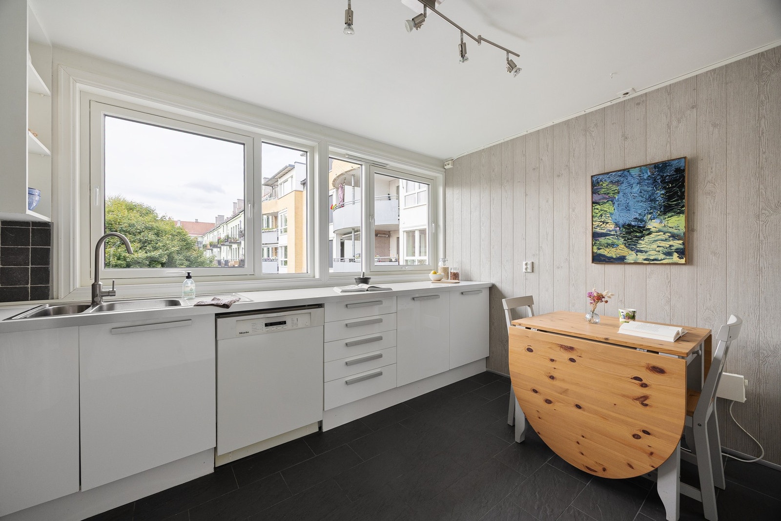 Plass til spisebord på kjøkkenet. Galleribilde