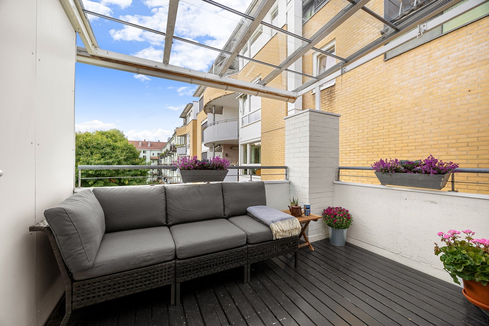 Overbygget balkong. Opptrekkbart tak av glass. Galleribilde