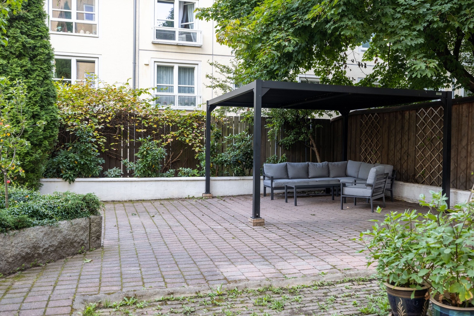 Bakgård. Galleribilde