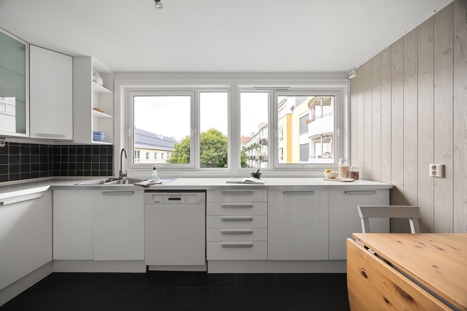 Store vindusflater med hyggelig utsyn mot bakgården. Galleribilde