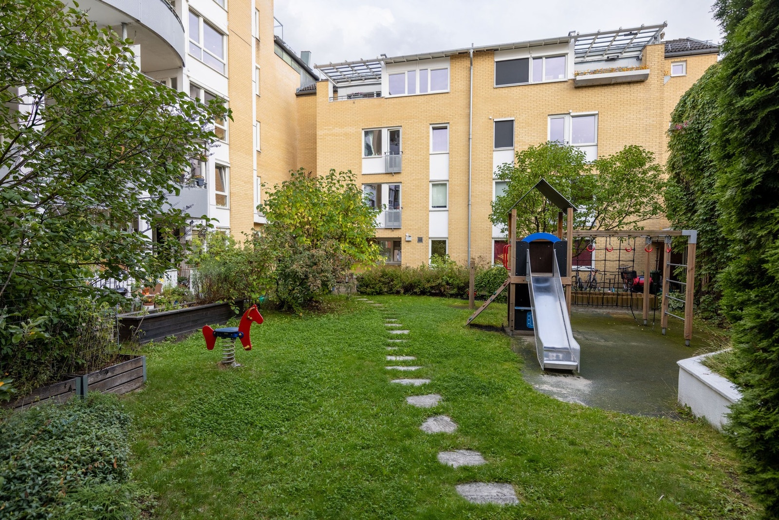 Bakgård. Galleribilde