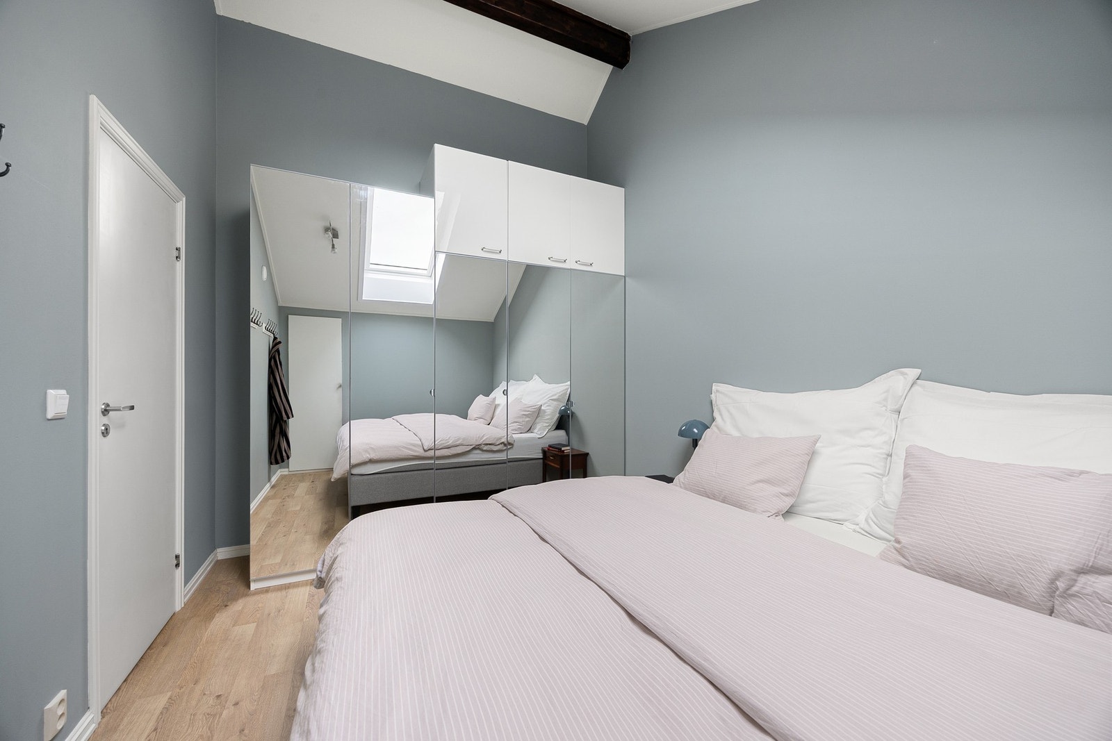 Hovedsoverommet er i dag innredet med romslig dobbeltseng og store garderobeskap. Galleribilde