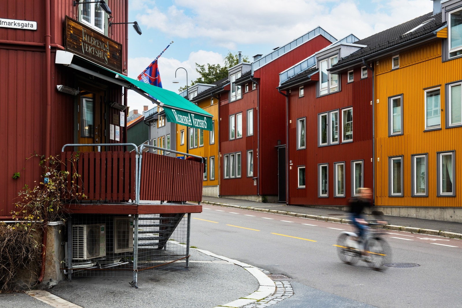 Nærområdet - Vålerenga vertshus serverer klassisk pubmat, har et bredt utvalg drikke og byr ofte på livemusikk, quiz og andre arrangementer. Galleribilde