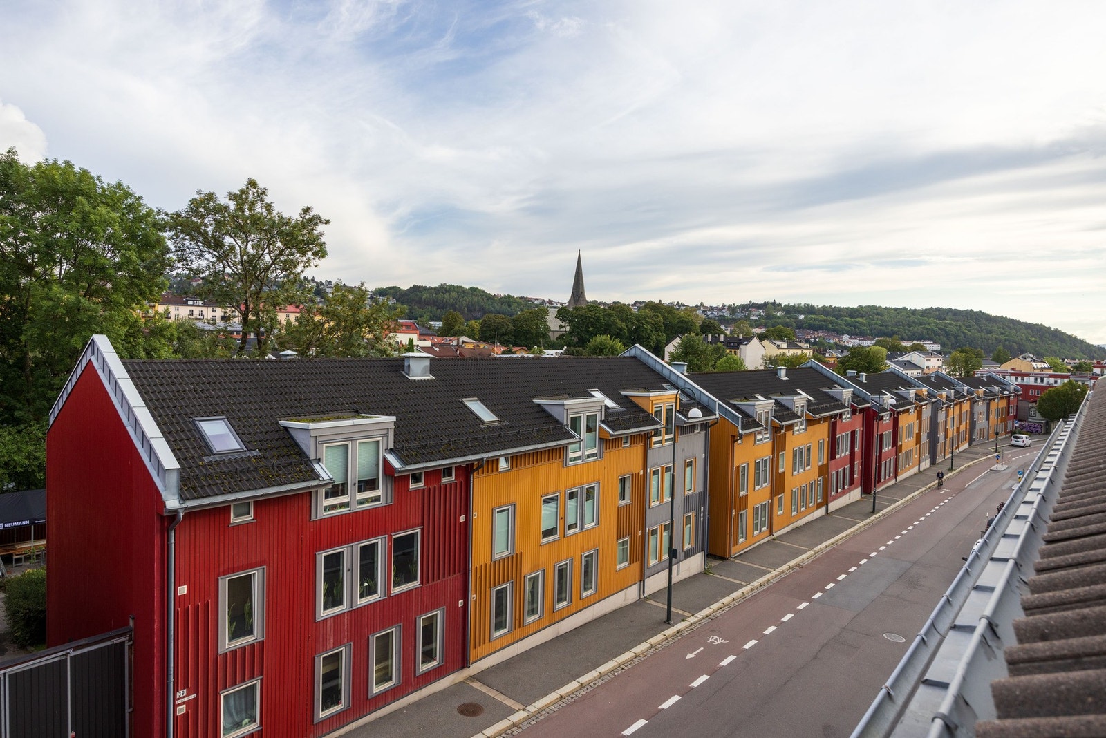 Utsikten fra stuevinduet gjennom Vålerengas karakteristiske gater og opp mot Vålerenga kirke. Galleribilde