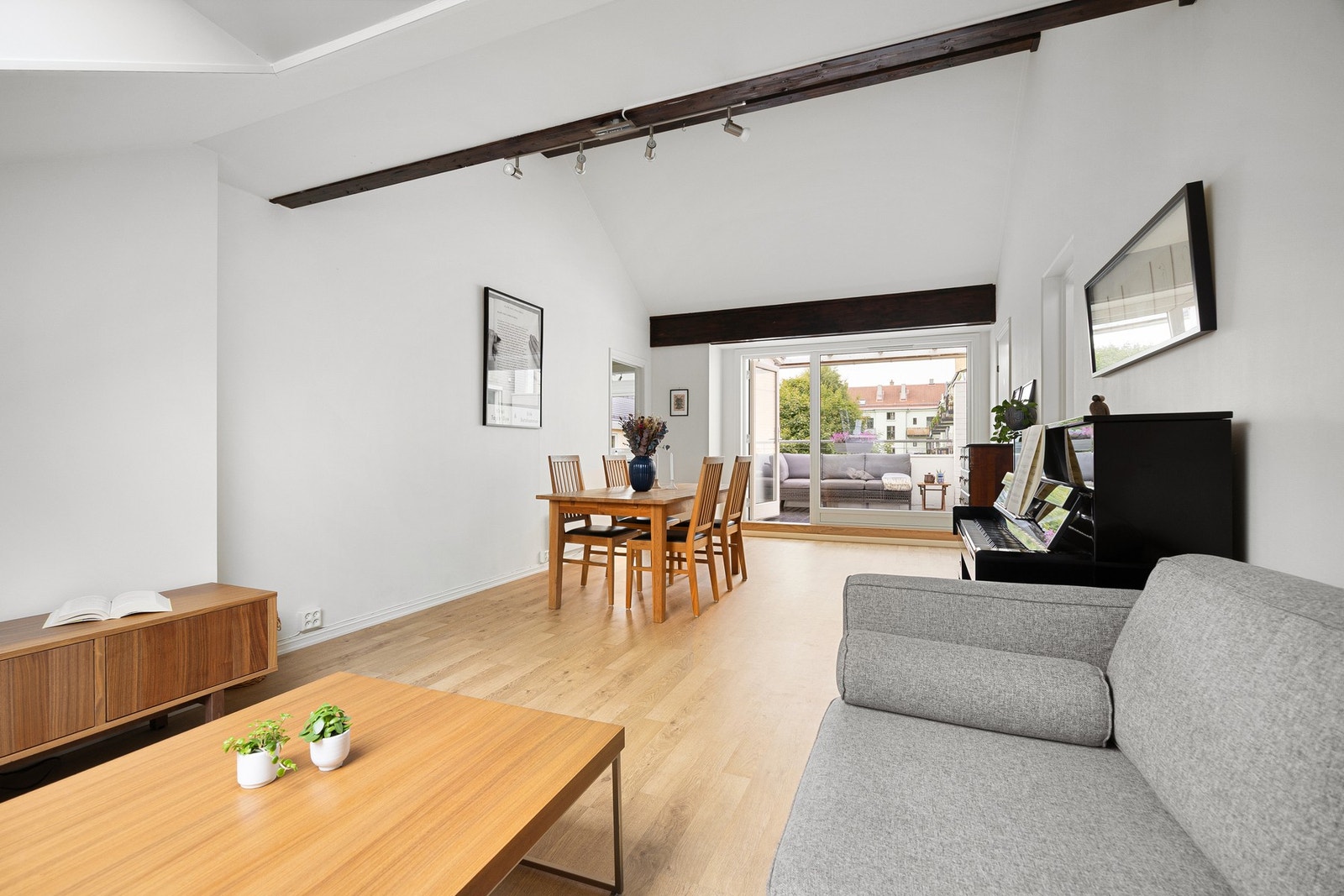 Store vindusflater sørger for rikelig med naturlig lysinnslipp i stuen. Galleribilde