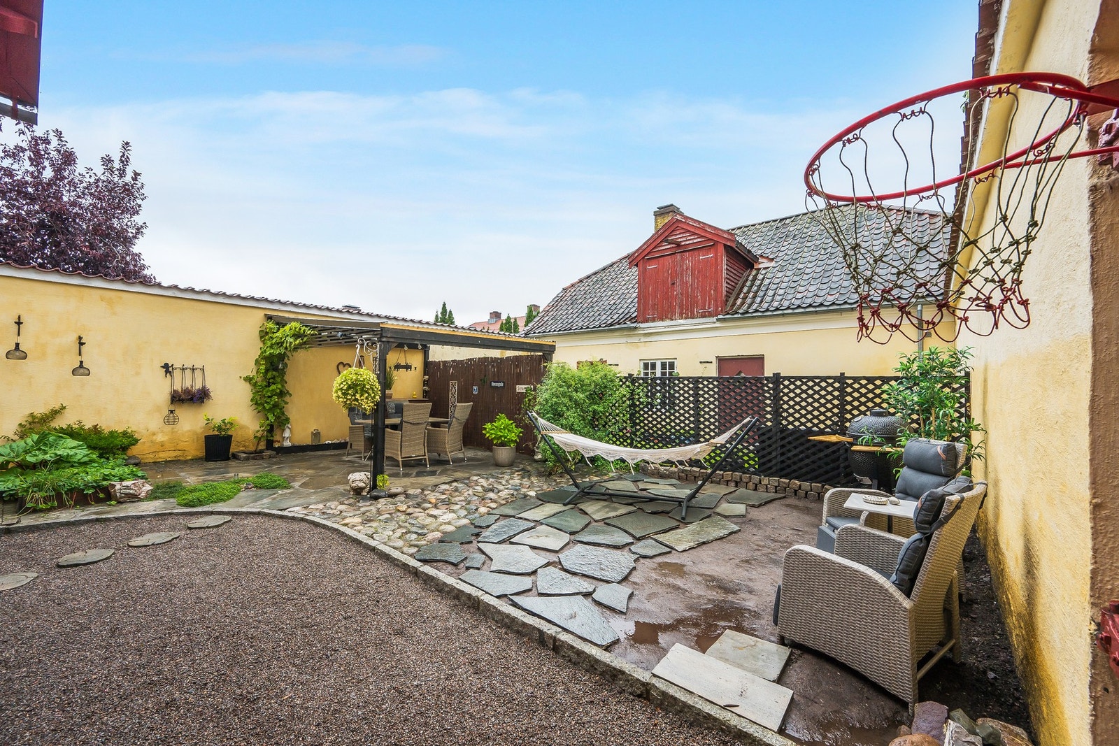 Koselig og usjenert bakhage som deles med nabo i 1. etasje Galleribilde