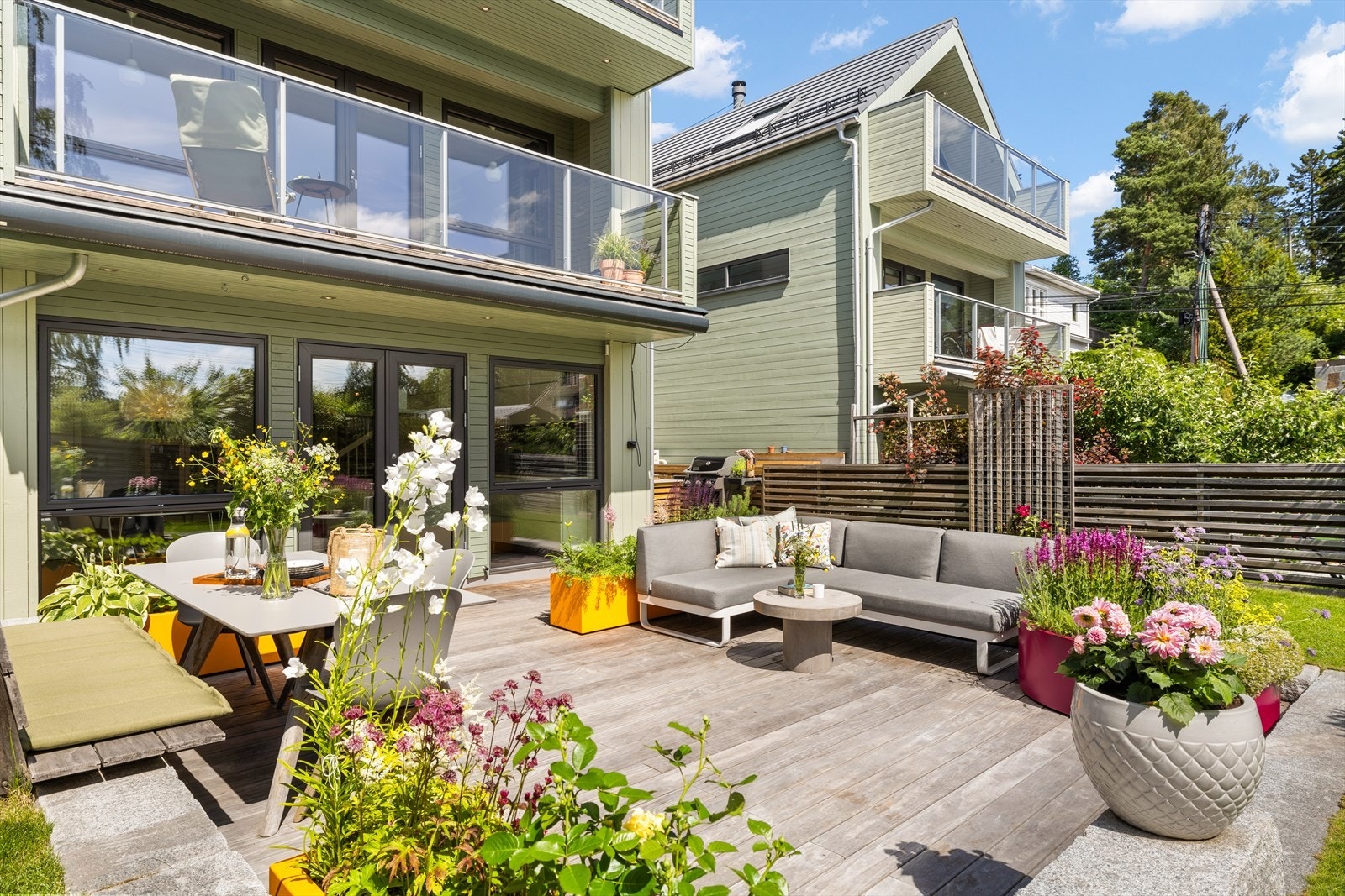 Terrassen har elektrisk markise med Somfy App styring Galleribilde