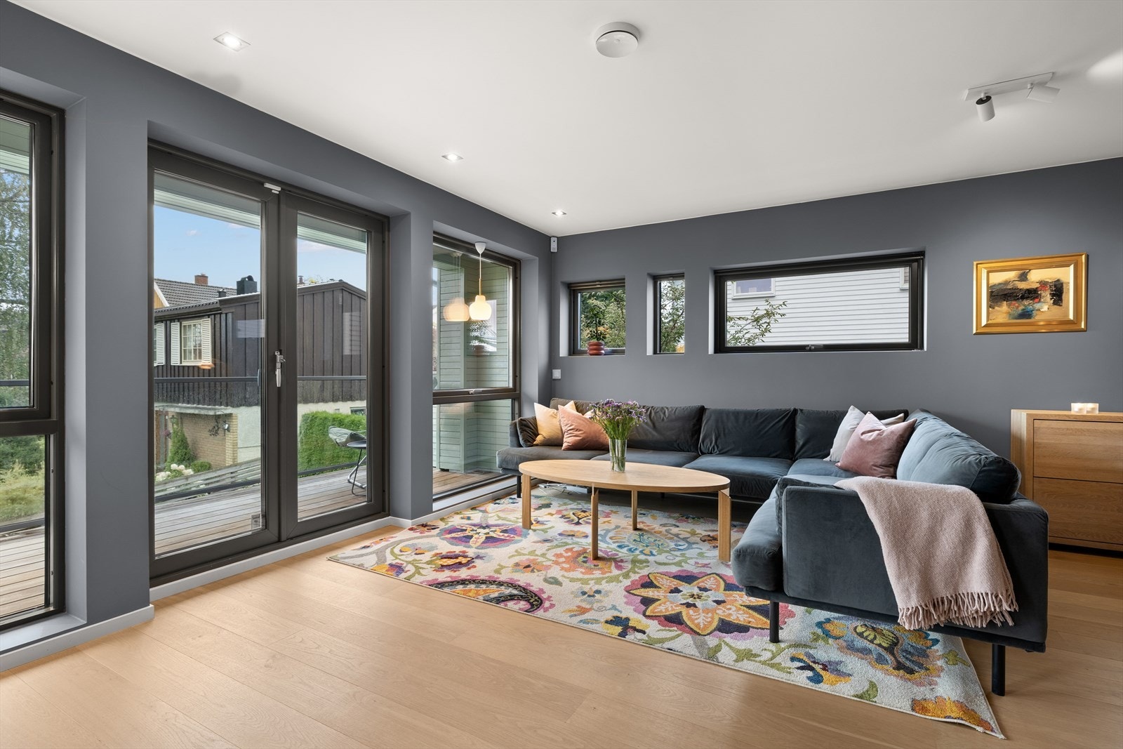 Stue i 2.etasje også her med høye vinduer og lysinnslipp fra 3 vegger Galleribilde