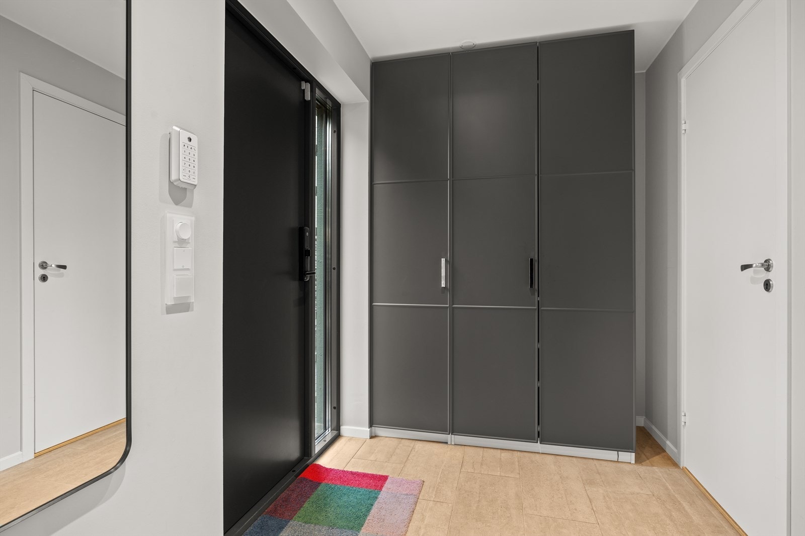 Adkomst til boligen både via entre og garasje gjennom teknisk rom - kodelås med alarmsystem Galleribilde