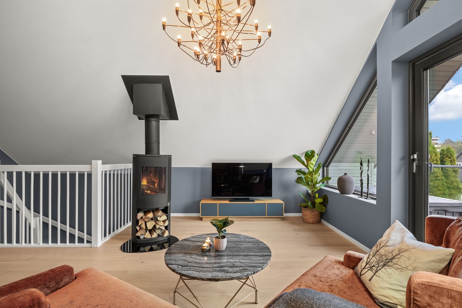 Perfekt TV-stue i 3.etasje med tilnytning til soverom og baderom Galleribilde