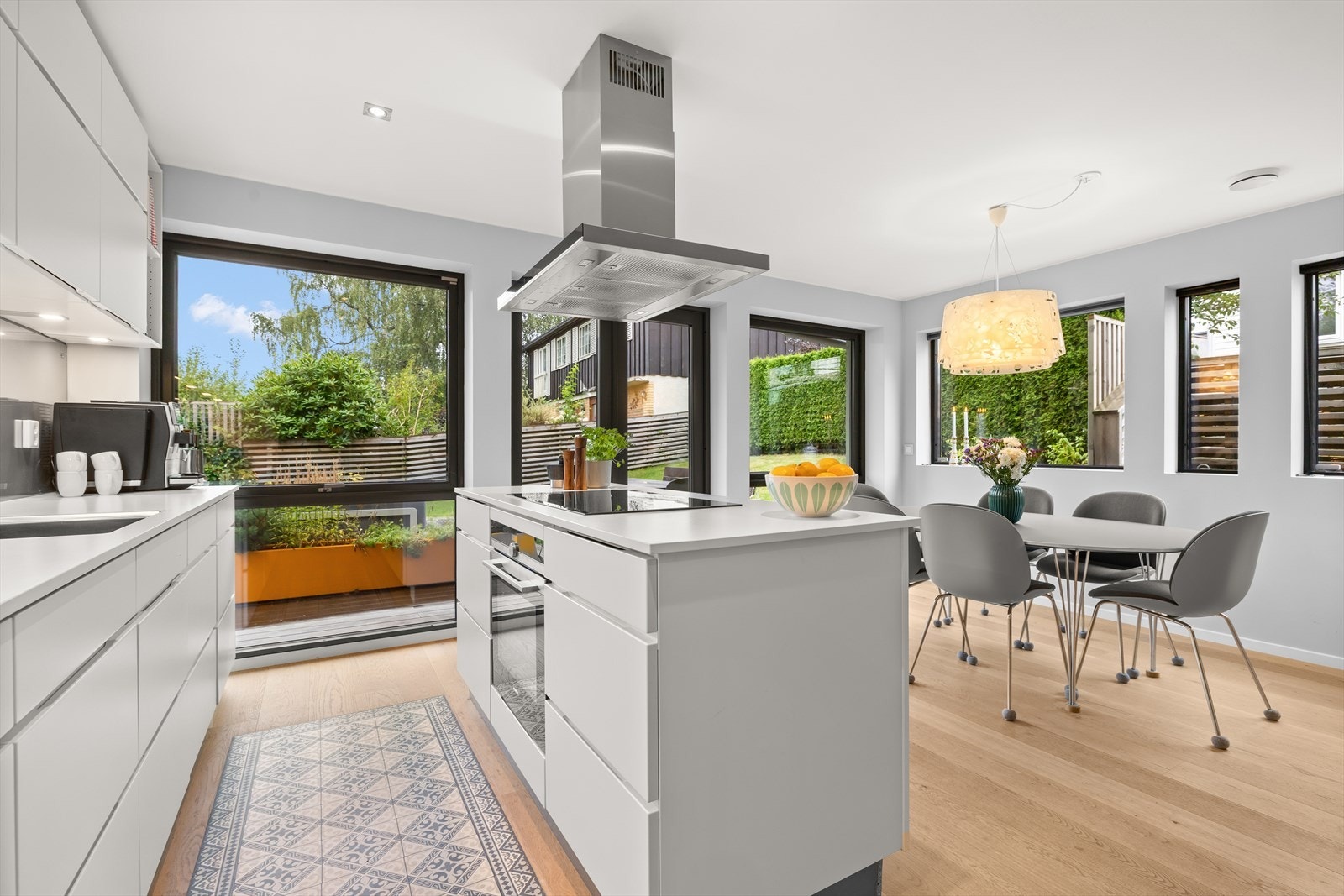 Enstavs parkett og takhøye vinduer Galleribilde