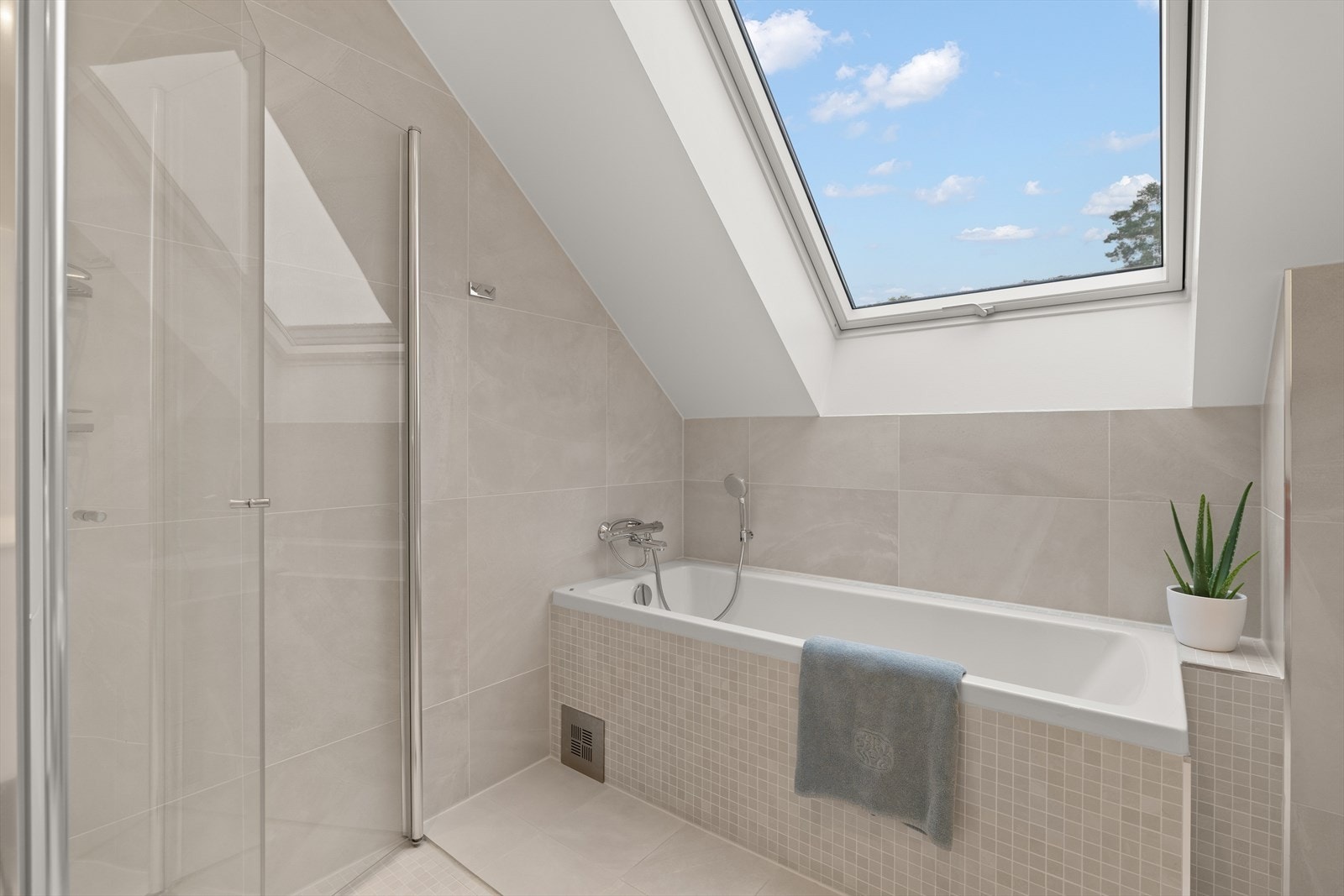 Delikat baderom i 3.etasje med både badekar og dusjsone Galleribilde