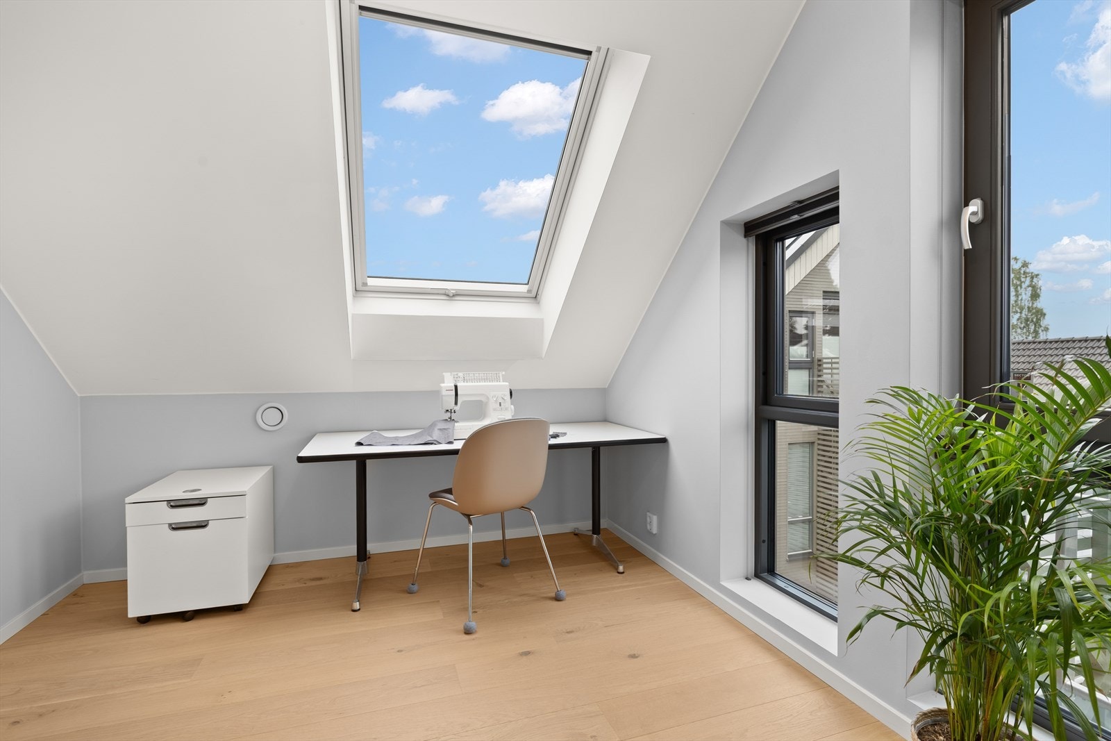 Soverom 3 med store vinduer og lyssinnslipp Galleribilde