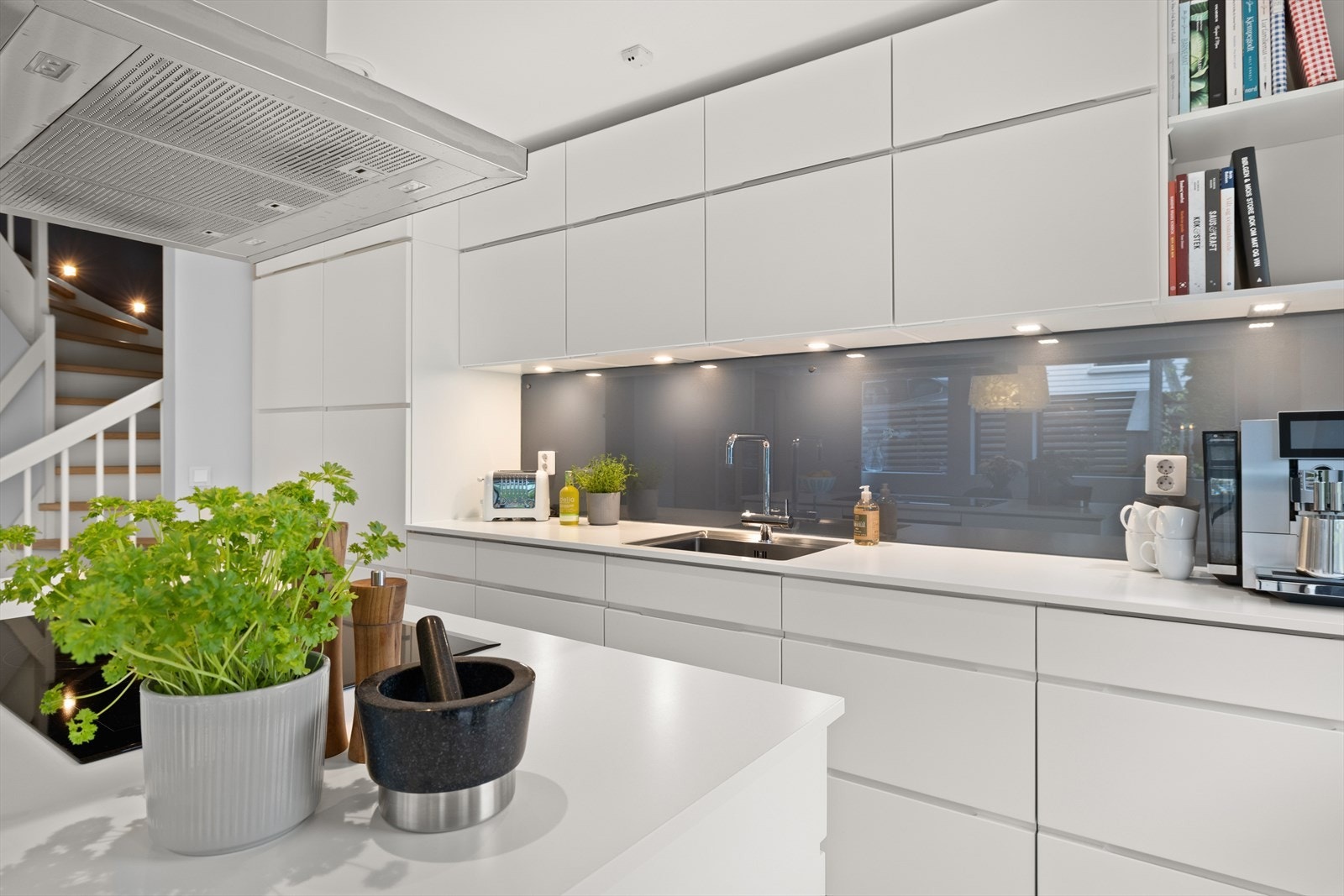 Integrerte hvitevarer oppvaskmaskin, kjøl og fryseskap, komfyr og platetopp Galleribilde