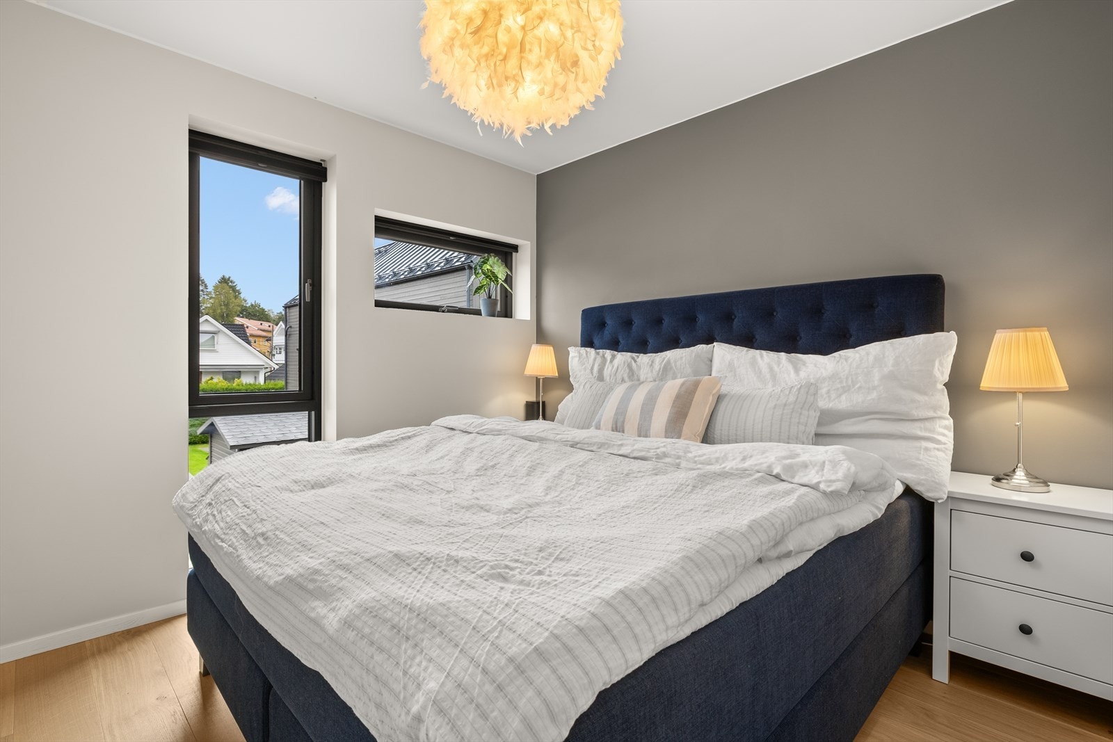 Hovedsoverom i 2-etasje med tilknytning til walk-in-closet Galleribilde