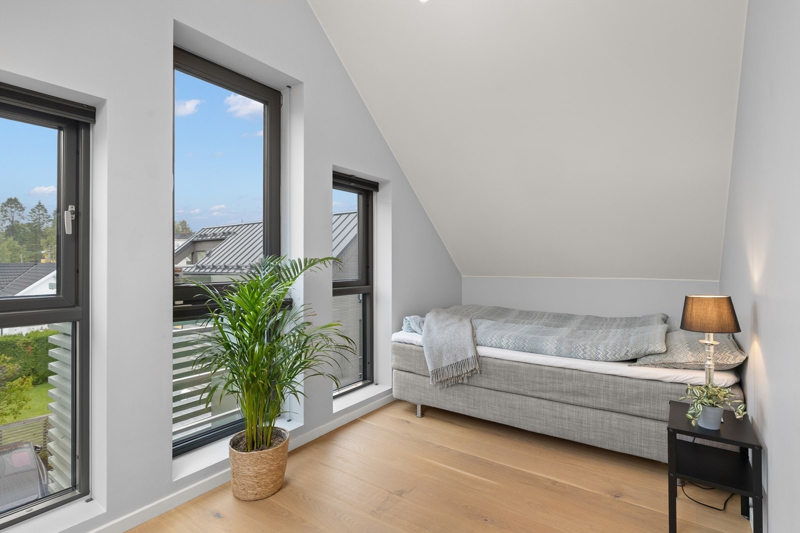 Soverom 3 i 3.etasje med store vinduer og mye lyssinnslipp Galleribilde