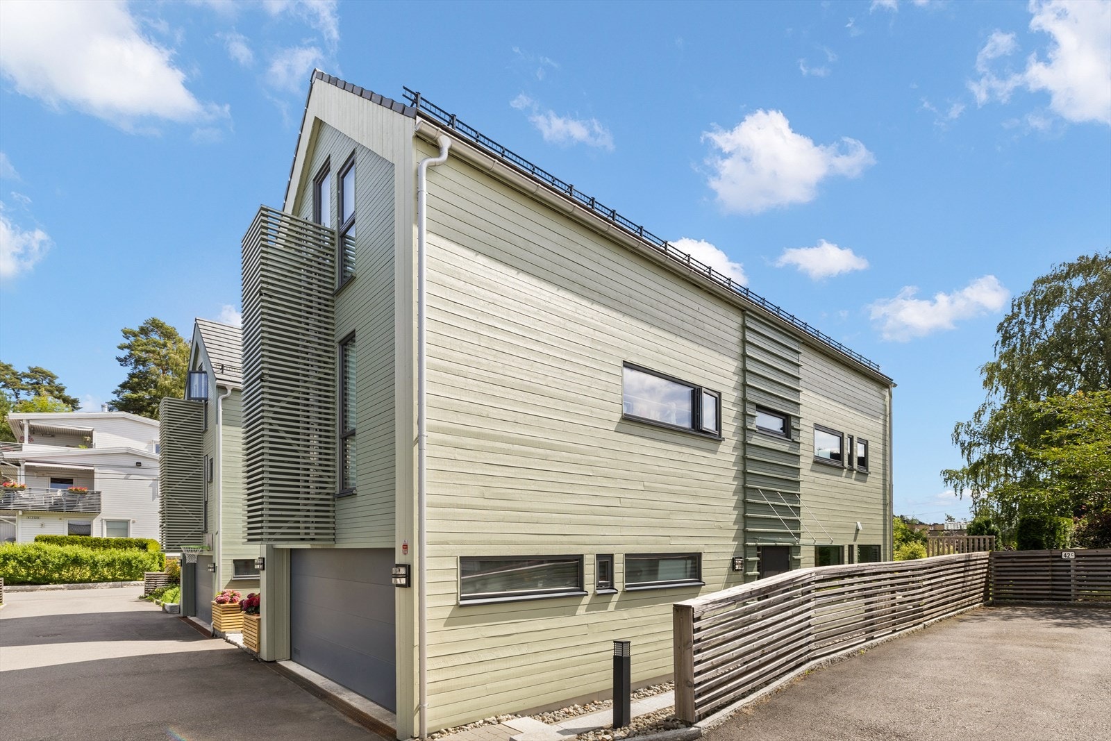 Parkeringsplassen til høyre i bildet tilhører KOV-42C. Denne plassen er per dags dato mulig å leie for 500 kr mnd. Galleribilde