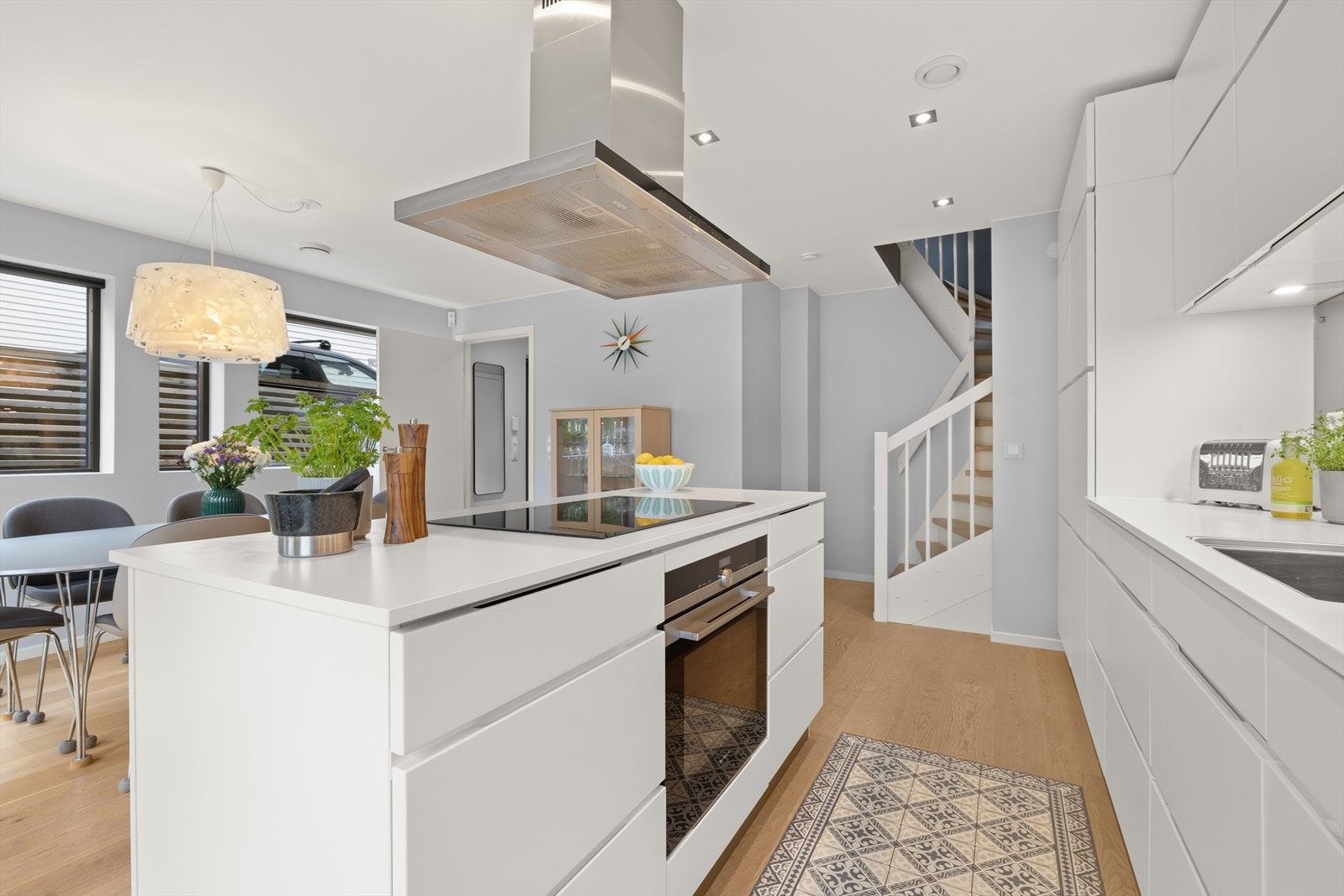 Stort og flott Kvik kjøkken med integrerte hvitevarer og kjøkkenøy Galleribilde