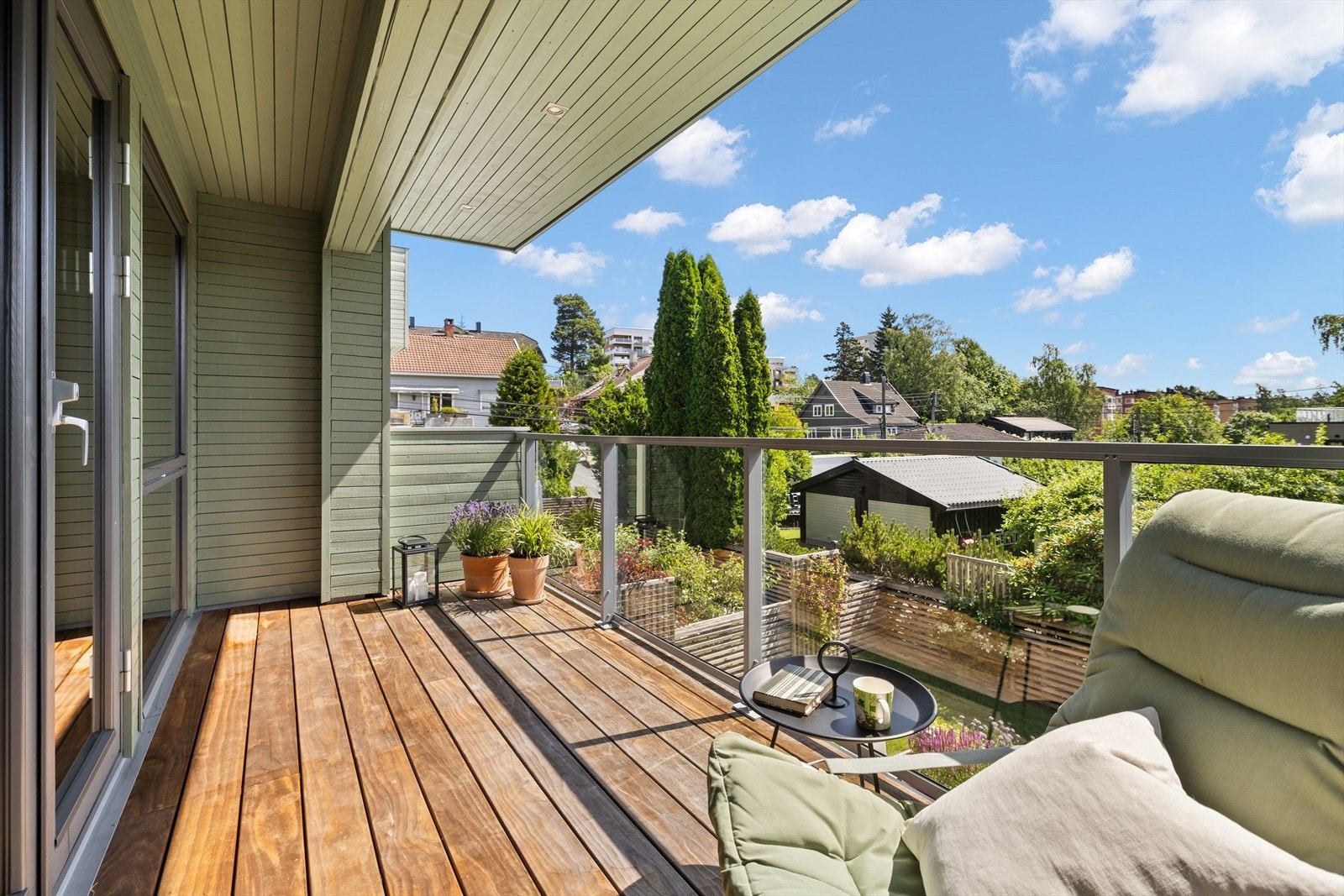 Balkongen i 2.etasje er på ca.10 kvm - nyere terrassebord Galleribilde