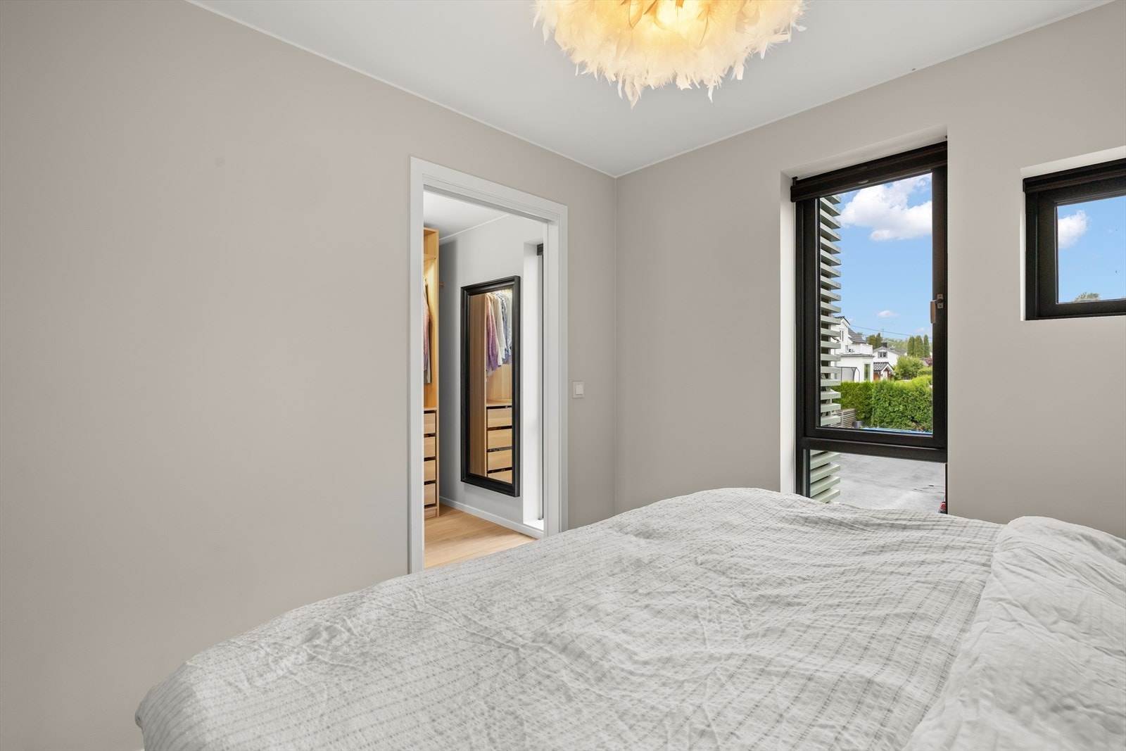 Hovedsoverom i 2-etasje med tilknytning til walk-in-closet Galleribilde