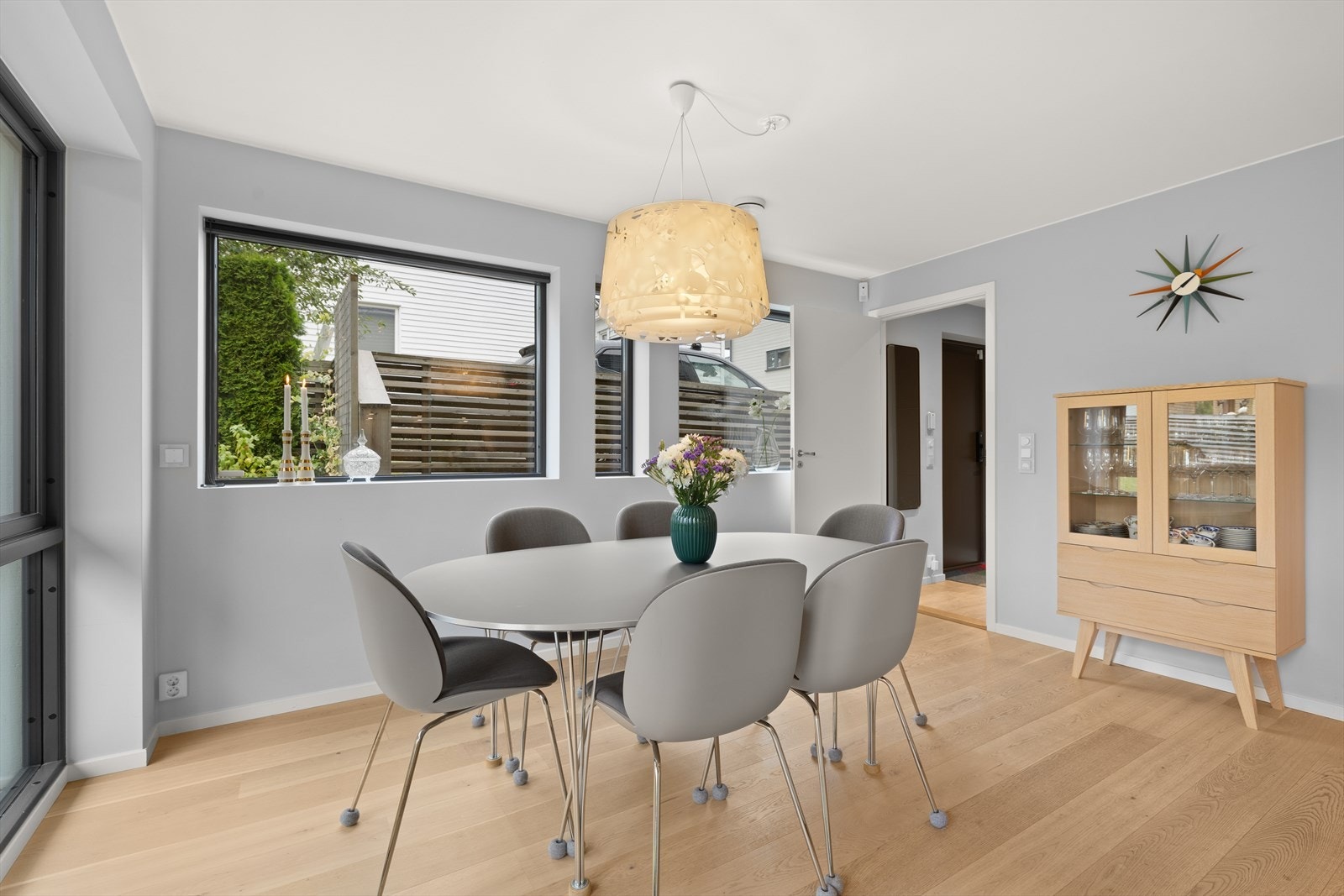 Plass til stort spisebord med plass til flere gjester på kjøkken Galleribilde