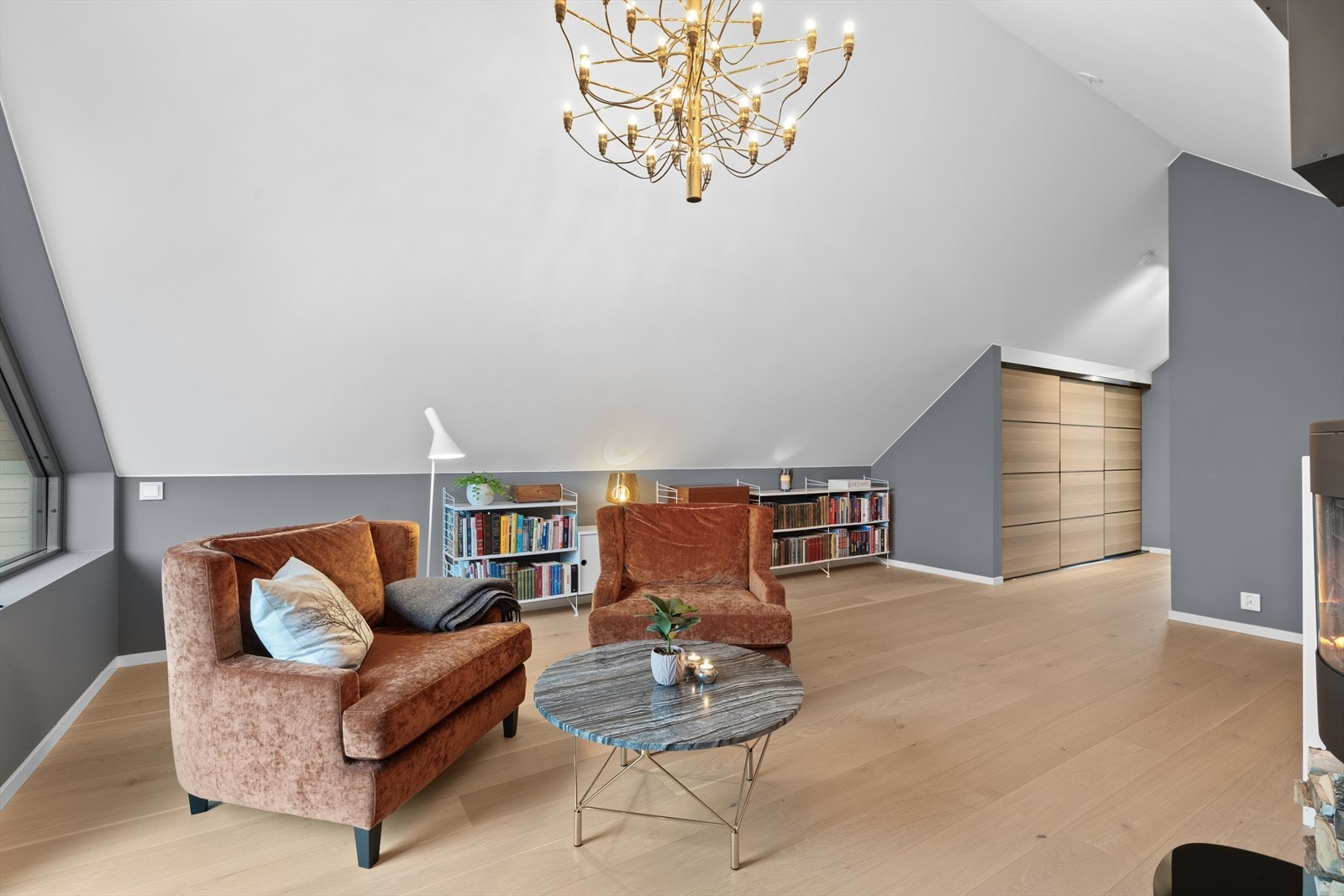 Stue i 3.etasje med skyvedørsgarderobe Galleribilde