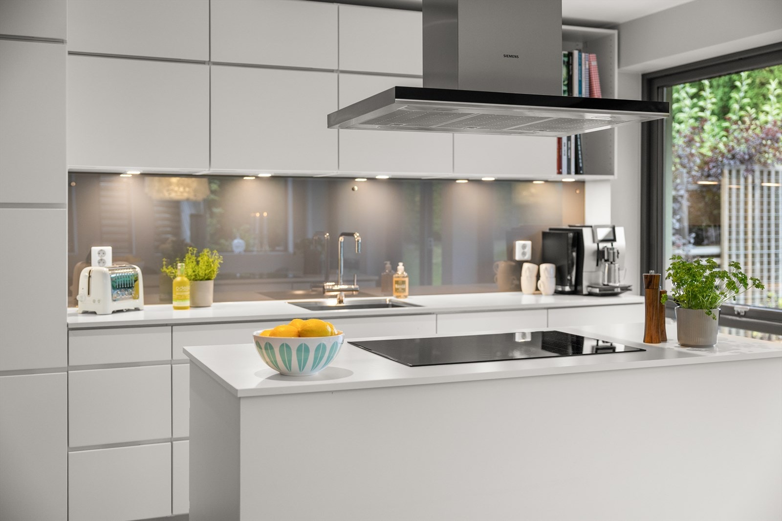 Selger har etterinstallert ekstra overskap på kjøkken Galleribilde