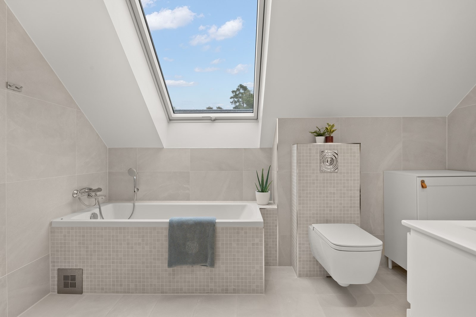 Delikat baderom i 3.etasje med både badekar og dusjsone, vegghengt klosett og servant Galleribilde