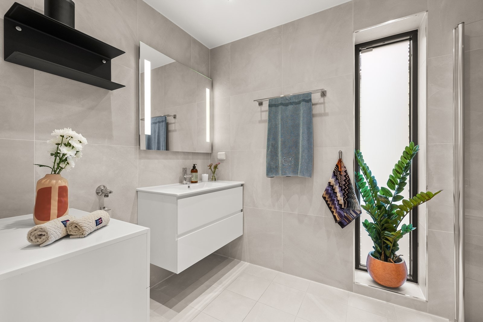 Flislagt og lekkert baderom i 2.etasje . Opplegg for vaskemaskin både her og i 3.etasje - TG 1 i tilstandsrapport Galleribilde