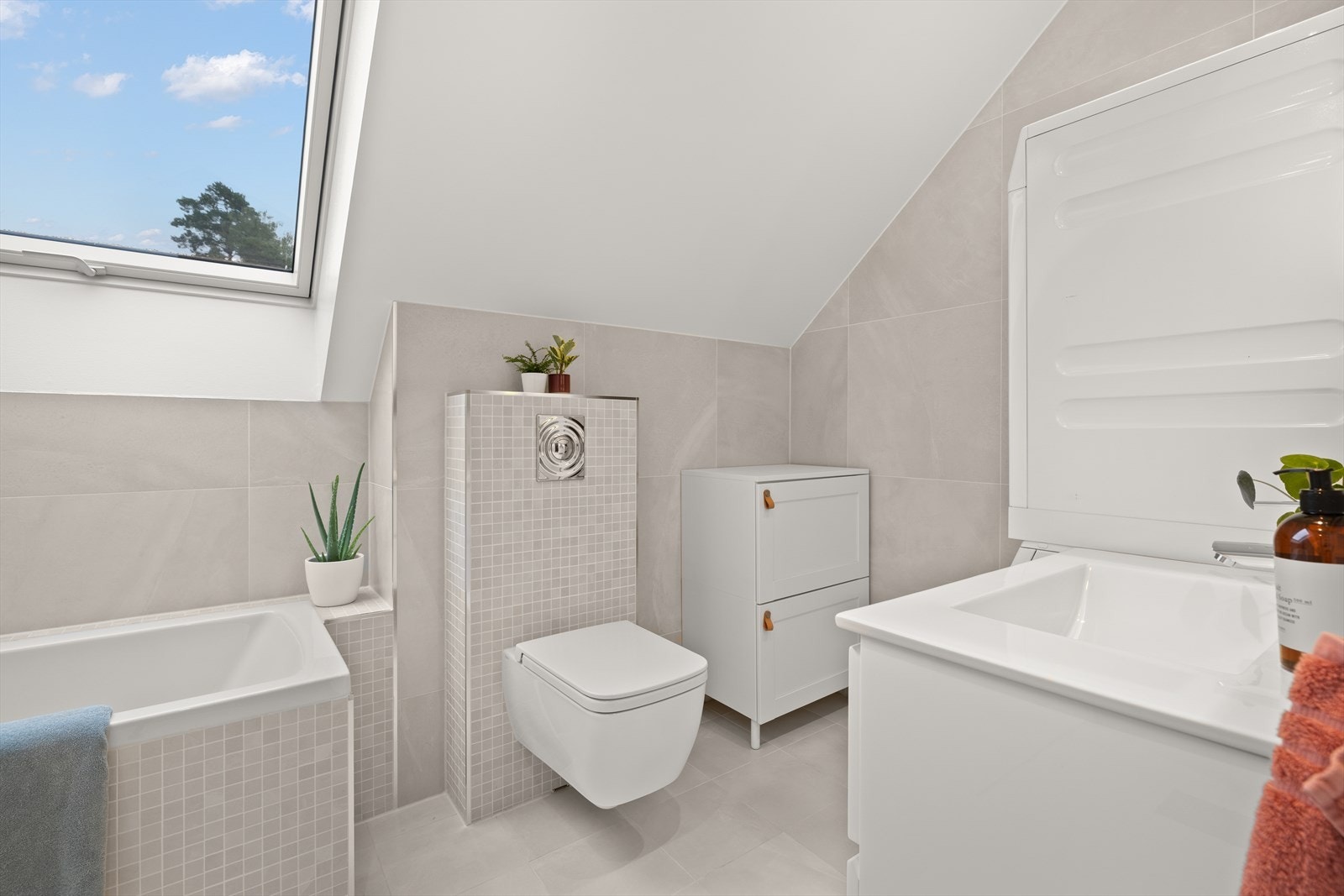 Opplegg for både vaskemaskin og tørketrommel på baderom Galleribilde