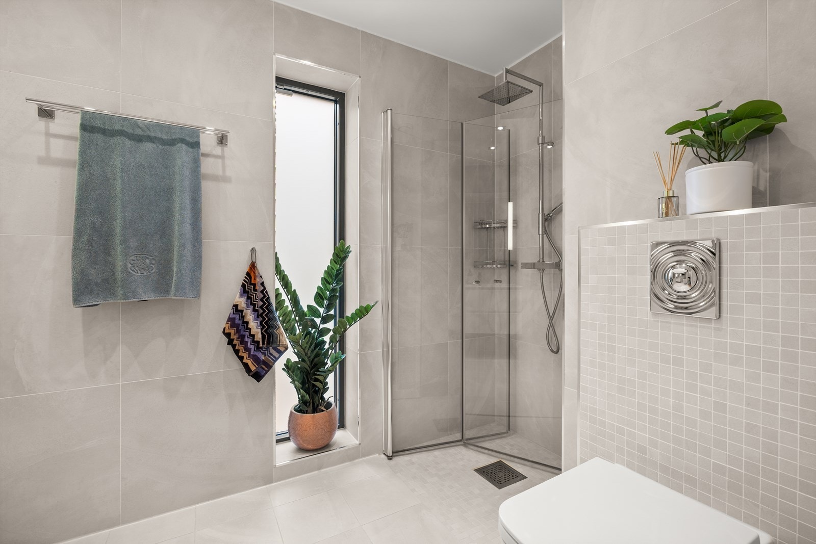 Flislagt og lekkert baderom i 2.etasje med dusjsone - TG 1 i tilstandsrapport Galleribilde