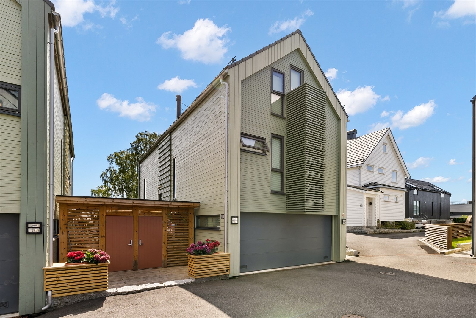 Elektrisk garasjeport med Somfy med plass til to biler. Redskapsbod 3 kvm og utebod 6 kvm Galleribilde