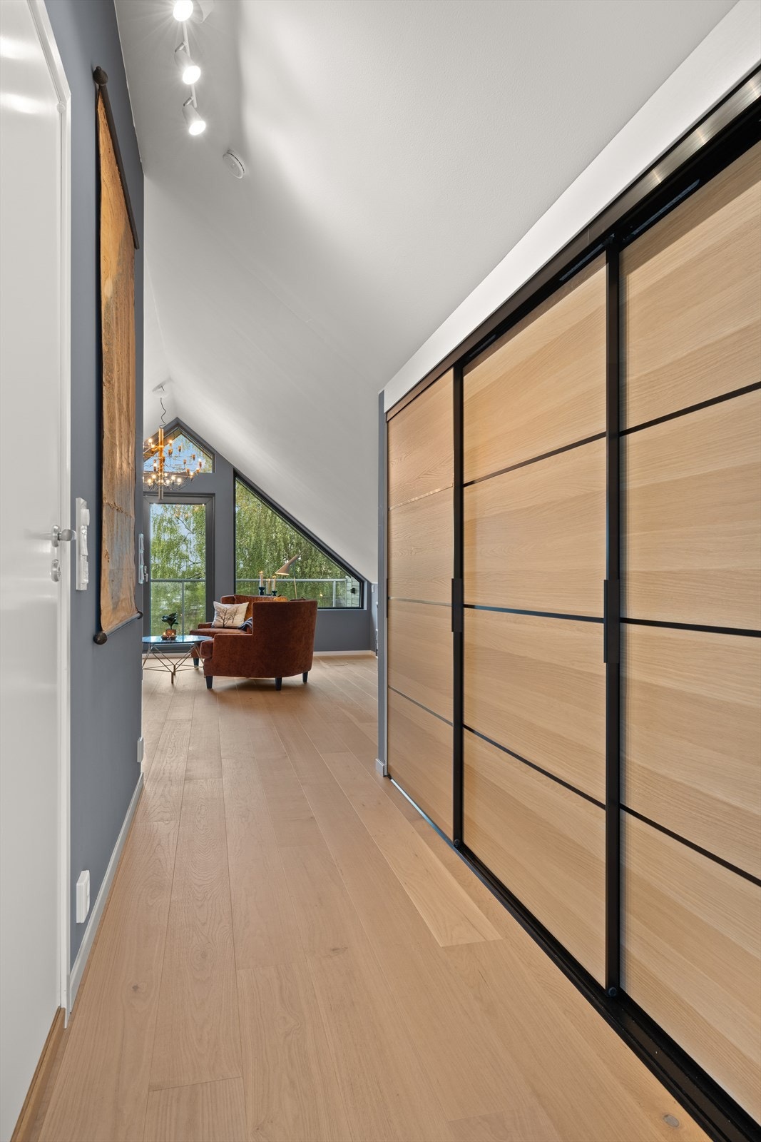 Store garderobeløsninger i 3 etasje med skyvedører Galleribilde