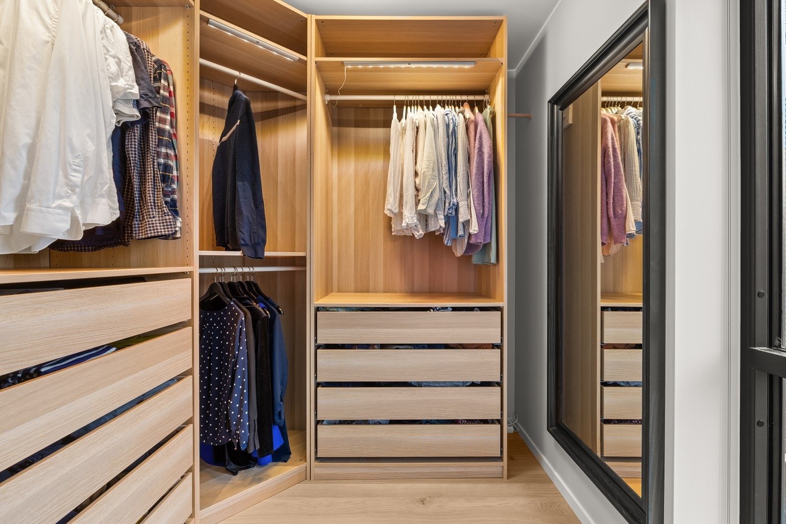 Hovedsoverom i 2-etasje med tilknytning til walk-in-closet Galleribilde