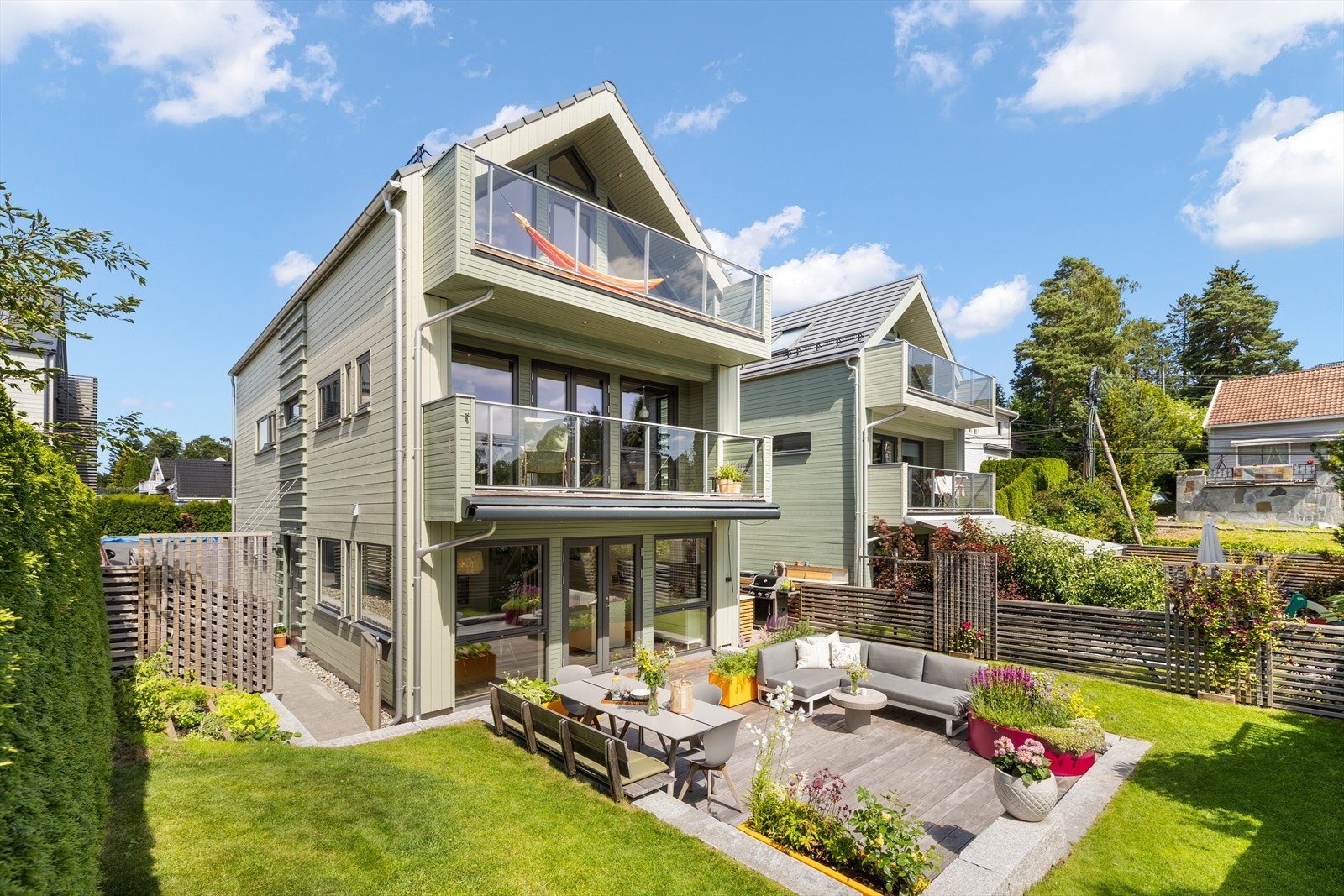 Moderne enebolig over 3 plan med egen skjermet hage og og to balkonger Galleribilde